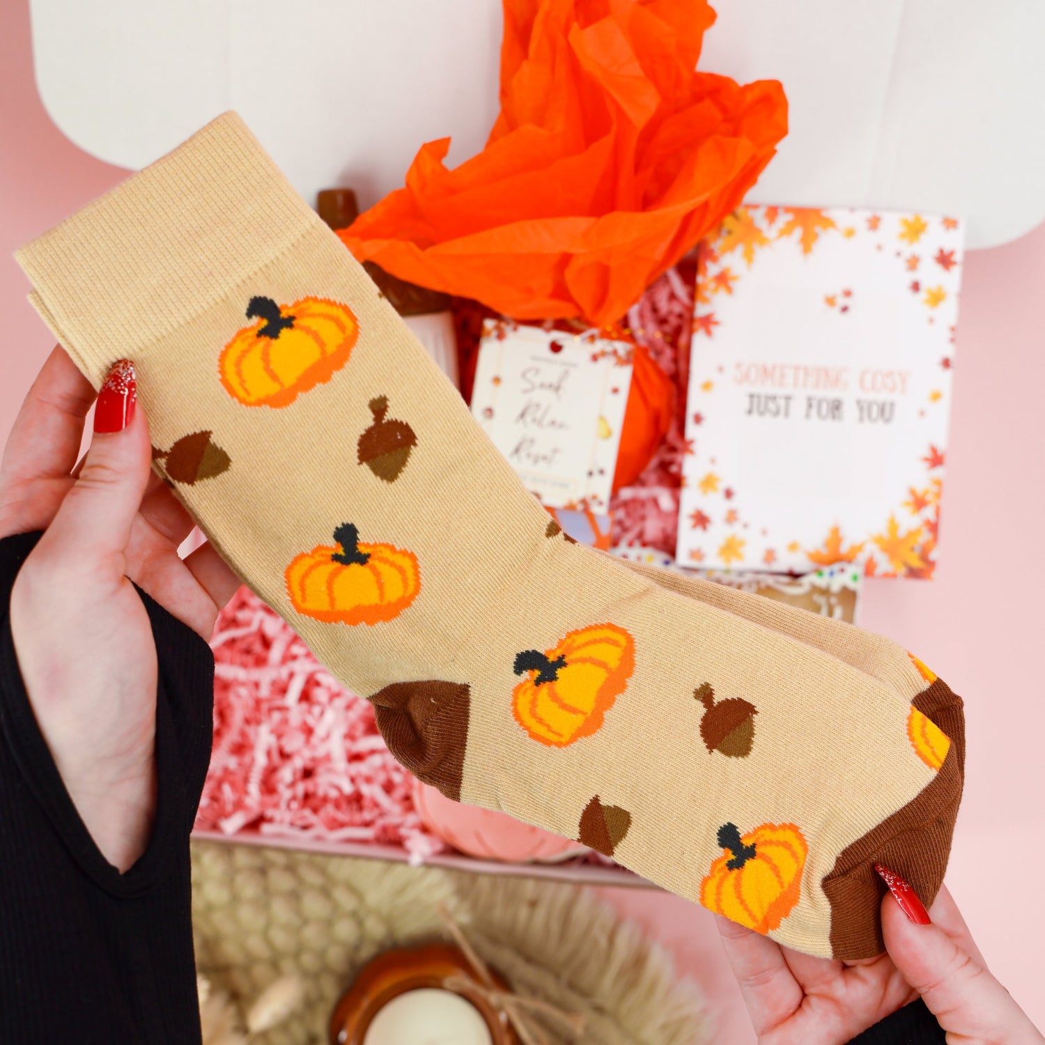Autumn gifts for her – Acorn Autumn Box with gingerbread popcorn and bath bomb