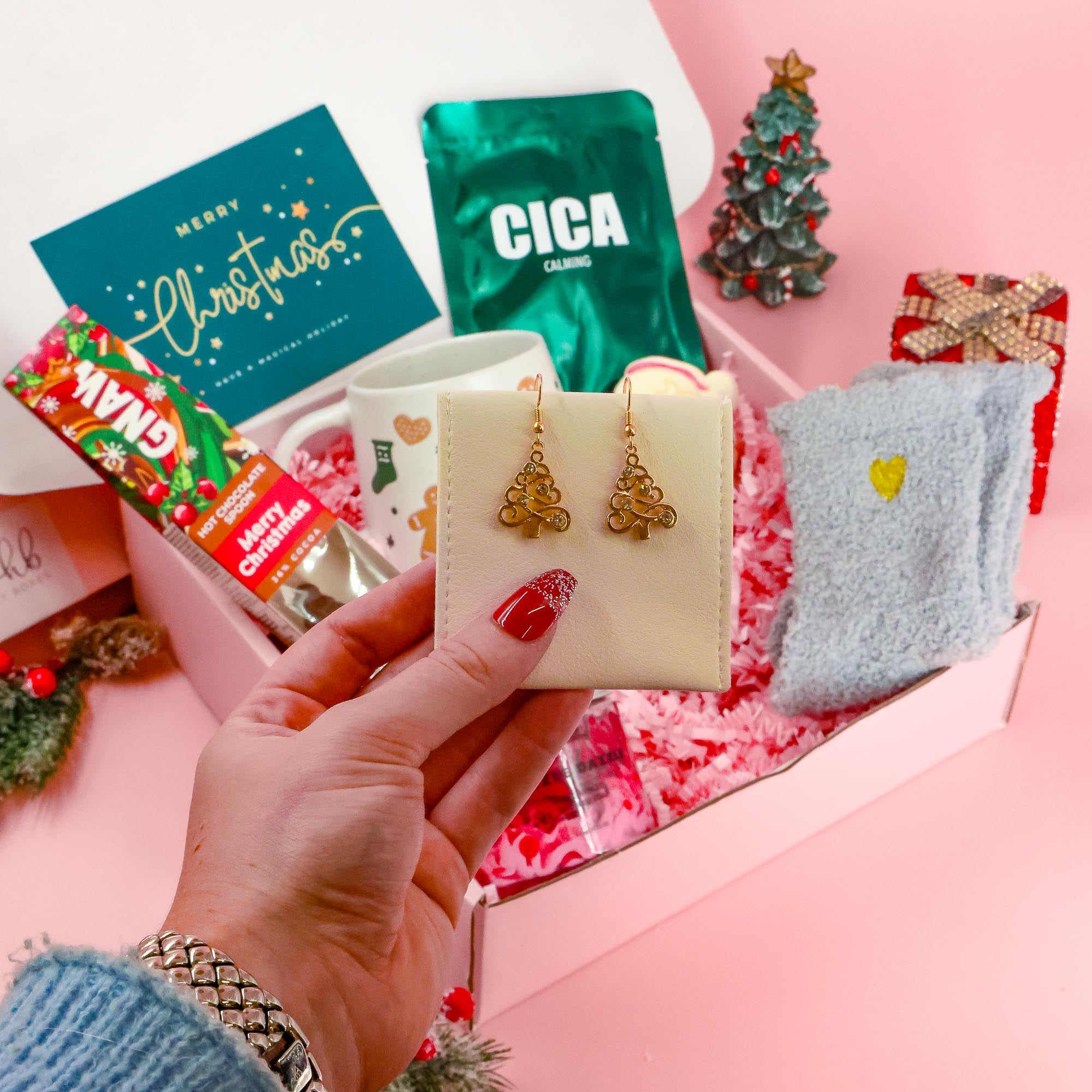 Festive Christmas gift for her – deluxe holiday hamper with keepsakes and treats