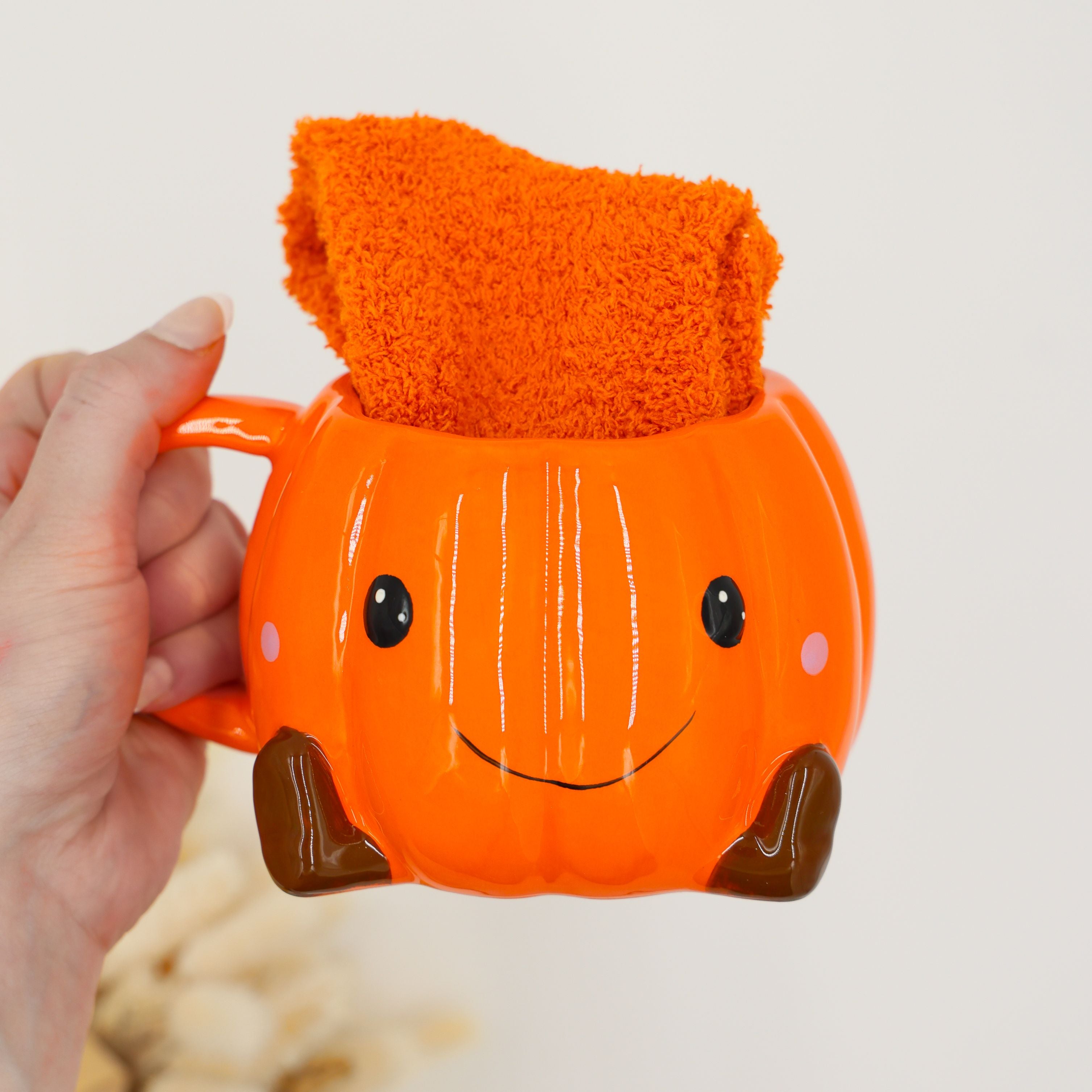 Gifts for her – Pumpkin Mug With Fluffy Socks autumn set