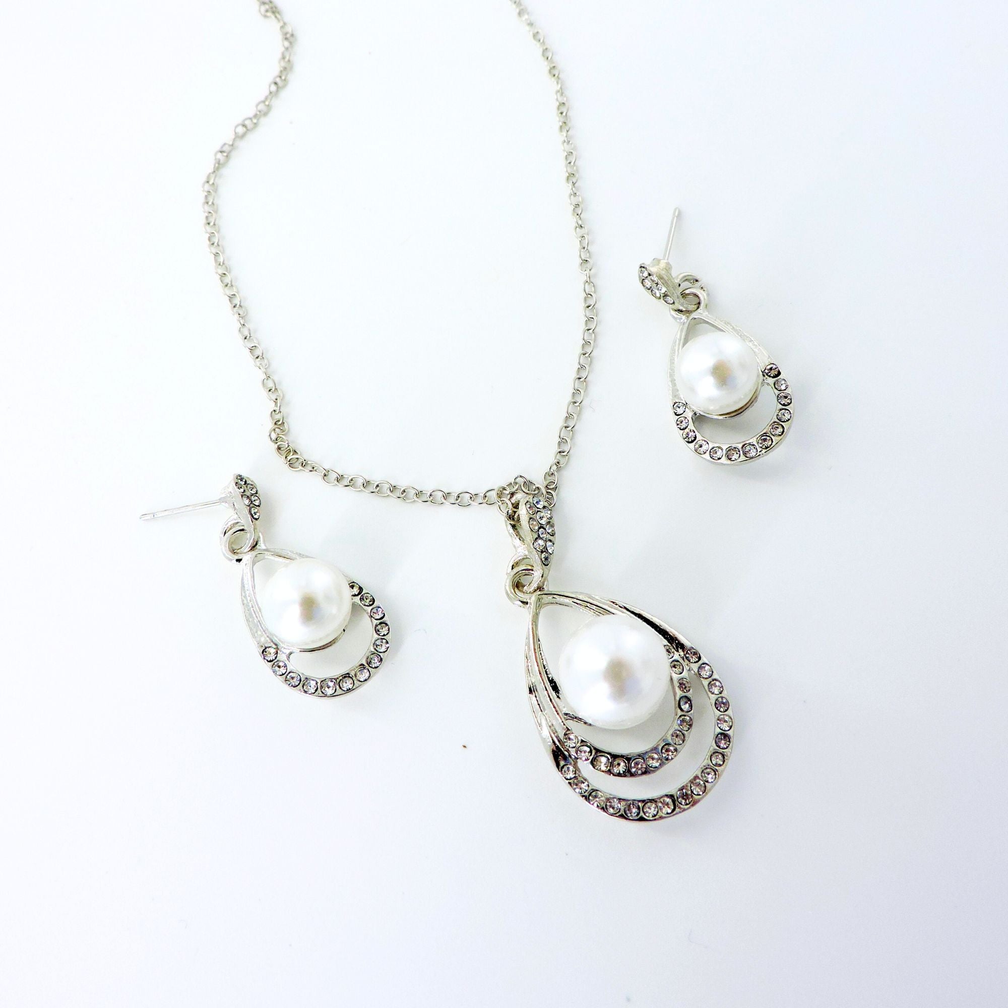 Silver & Pearl Jewelry Set - Timeless Elegance