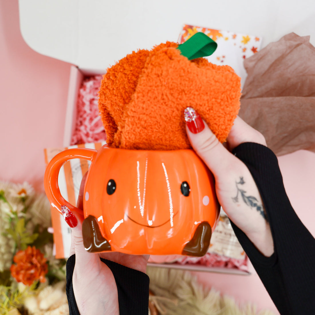 Autumn gifts for her – cosy seasonal hamper with pumpkin spice blend and sweet treats
