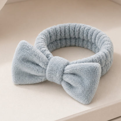Bowknot Headband Grey: Plush headband with a stylish bow, ideal for holding hair in place during beauty routines, combining functionality and fashion.