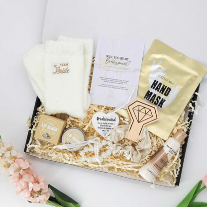 Bridesmaid gift box – gold accessories, hand mask and cosy socks


