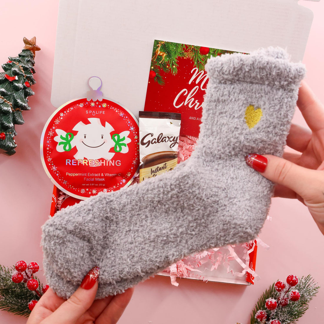 Holiday cosy gift – letterbox Christmas present for her with hot chocolate and treats