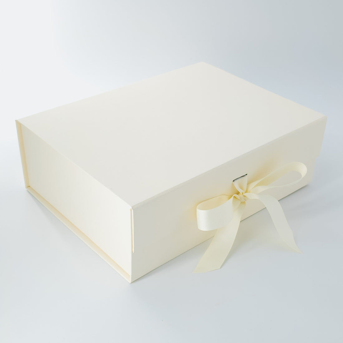 Luxury Cream gift box featuring a white bow, ideal for wedding favors, elegantly presented as a refined container for special occasions.