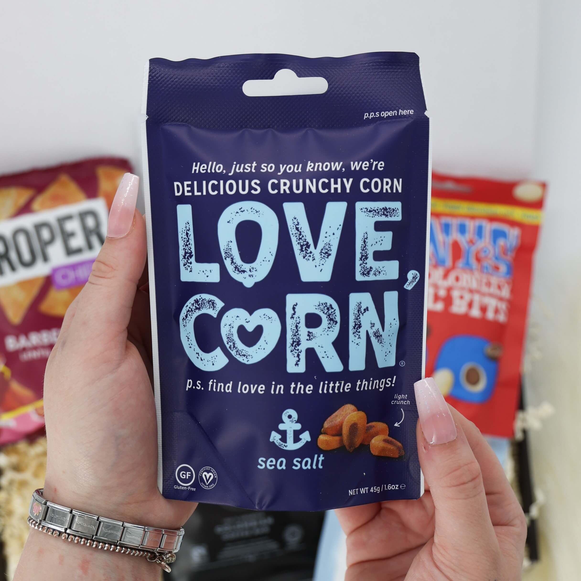 Gift for dad – cosy snack box with sweets, savoury bites and coffee