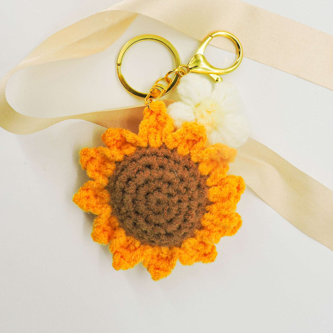 Sunflower Crochet Keyring, a handmade accessory, features a detailed crochet flower. Ideal for adding charm to keys or bags, perfect for sunflower enthusiasts.