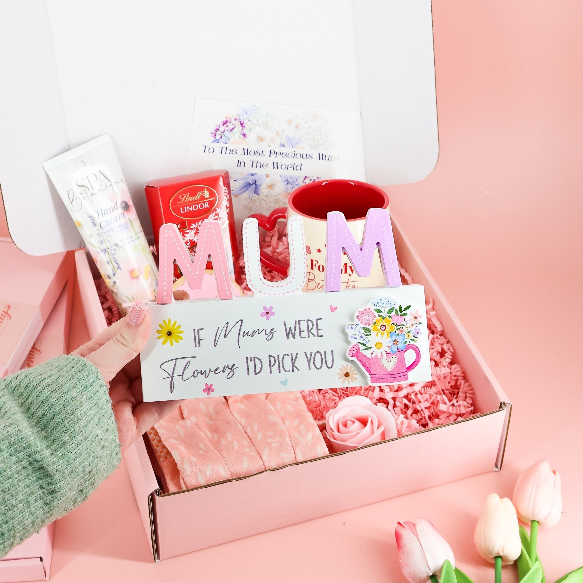 Gift for mom’s day – thoughtful pamper box with hand cream, decorative MUM letters and heartfelt quote plaque
