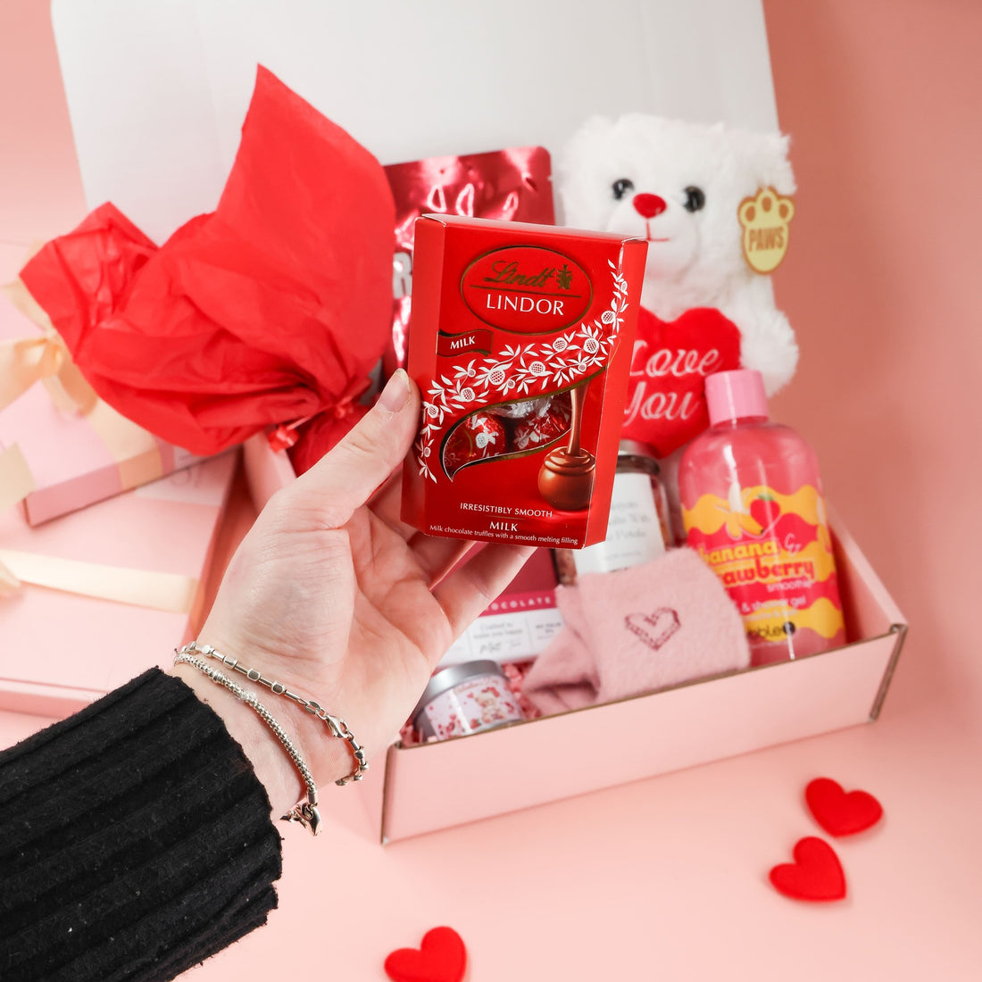 Valentines gift box with luxury bath essentials, Lindt chocolates and cosy Valentine details